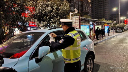 公交站点被停车挤占 西安高新交警严肃查处